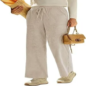 Vista di dettaglio dei pantaloni larghi in corduroy beige con vita alta e coulisse.