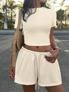 Vue détaillée du crop top décontracté et ajusté avec short à cordon en plein air.