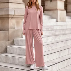 Détail de l'ensemble haut côtelé à manches longues et pantalon large, tenue loungewear.