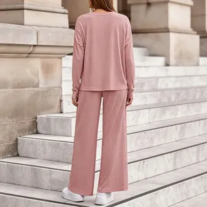Ensemble de survêtement décontracté pour femme haut côtelé manches longues et pantalon.
