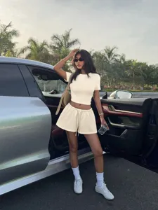 Ensemble haut court côtelé slim décontracté et short à cordon de serrage femme vue.