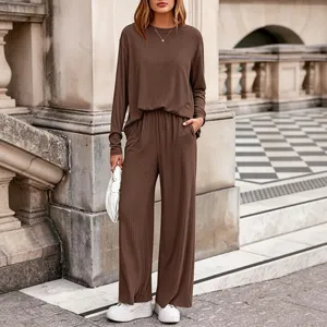 Vue détaillée de l'ensemble haut à manches longues côtelé et pantalon ample en extérieur urbain.