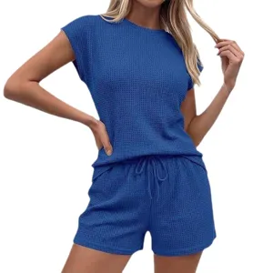Ensemble de loungewear femme haut manches courtes et short en tricot gaufré bleu.