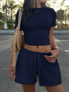 Ensemble haut court moulant et short à cordon pour femme, idéal pour le quotidien.