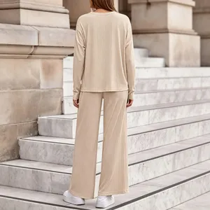 Top à manches longues côtelé beige et pantalon ample assorti ensemble décontracté détail.