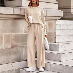Ensemble décontracté pour femme haut côtelé à manches longues et pantalon large beige chic.