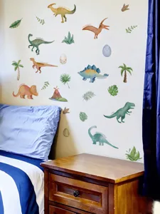 Nahaufnahme von Cartoon Dinosaurier Wandaufklebern mit grünen Blättern im Schlafzimmer.