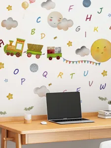 Detail van de kleurrijke alfabet trein muursticker getoond in een kinderkamer met een bureau.