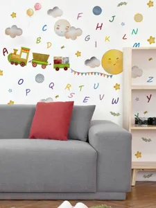 Gedetailleerd uitzicht op alfabet en trein muurstickers, kleurrijke educatieve inrichting.