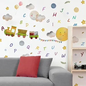 Kleurrijke trein alfabet muursticker voor kinderkamer, leuke PVC wanddecoratie thuis.