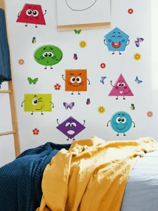 Muursticker met geometrische vormen en schattige gezichtjes voor de kinderkamer decoratie.