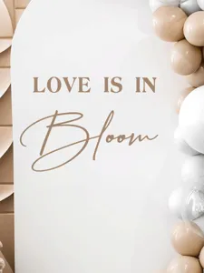 Détail en gros plan d'un autocollant mural de mariage avec texte élégant et arche.