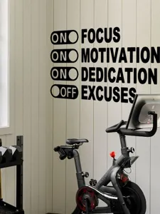 Fitness muursticker detail citaat, zwarte letters focus motivatie toewijding zelfklevend.