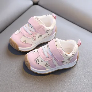 Détail de chaussures bébé roses, semelle en caoutchouc souple et cuir imperméable idéal.