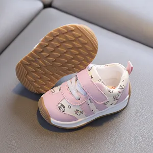 Vue détaillée de chaussures pour tout-petits avec imprimé chat, design rose et blanc, semelle souple.