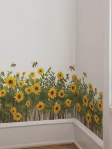 Gedetailleerde hoekscène binnenshuis met zonnebloem muursticker, hekje en bijtjes.