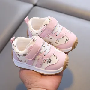 Chaussures de marche imperméables en cuir pour bébé avec imprimé chat mignon et semelle en gomme.