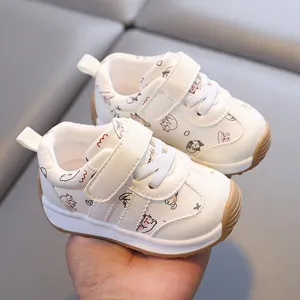 Chaussures bebe premier pas motif chat cuir blanc scratch semelle souple details