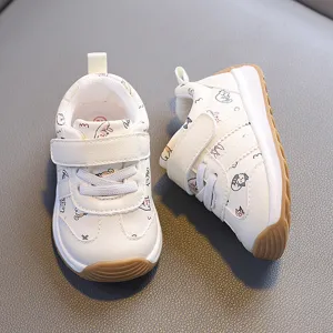 Chaussures de marche pour bebes blanches imprime chat avec une bride velcro pratique.