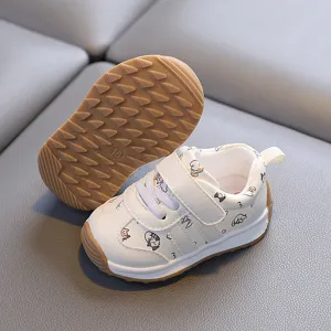 Vue détaillée de chaussures de marche pour tout-petits en cuir imperméable et jolis imprimés.
