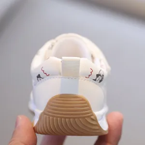 Détail arrière de chaussures pour tout-petits avec semelle en caoutchouc et joli imprimé chat.