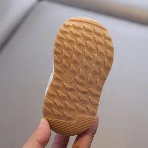 Détail de chaussure pour tout-petit avec semelle extérieure en caoutchouc et pointure.