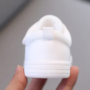 Primo piano dettagliato sul tacco delle scarpe casual da bambino, con suola morbida.