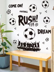 Fußball Wandtattoo Detailansicht mit schwarzen Sportmotiven für helle Wände im Zimmer.