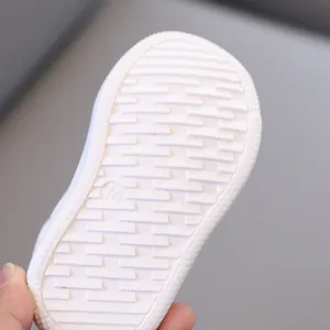 Scarpe neonato suola morbida antiscivolo bianca vista dettagliata calzature comode per camminare