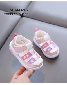 Sandales pour bébés et tout-petits, chaussures d'été souples et respirantes avec des étoiles.