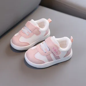 Scarpe rosa e bianche per bambini con rete traspirante, cinturino in velcro e suola morbida.