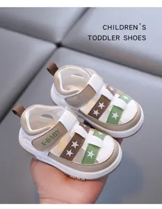 Gros plan de sandales pour tout-petits avec design ajouré respirant et motifs d'étoiles.