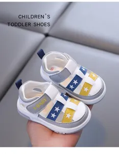 Sandales respirantes pour tout-petits en été, avec motifs d'étoiles et sangle velcro.