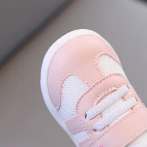 Scarpe da camminata morbide in rete traspirante per neonati e bambini, design rosa e bianco.