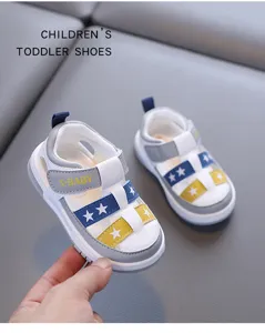 Sandales pour tout-petits vue détaillée, design ajouré respirant avec étoiles pour garçons filles.