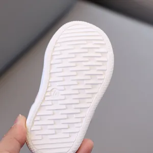 Scarpe primi passi bambino bianche suola morbida antiscivolo vista dettagli per neonati