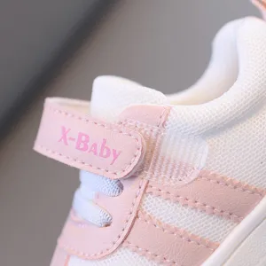 Dettaglio di scarpe casual per bambini, rete traspirante e pelle rosa con chiusura a strappo.