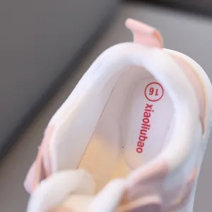Dettaglio interno scarpa neonato suola morbida e misura, primo piano di calzatura confortevole
