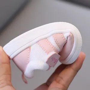 Scarpe morbide per neonati, comode sneakers rosa in maglia traspirante per i primi passi.