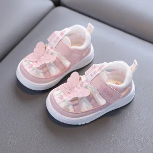 Roze peutersandalen met 3D vlinder, zachte zool holle romeinse schoenen voor kleine meisjes.