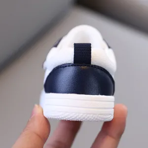 Vista posteriore dettagliata di scarpe sportive per bambini, tallone a contrasto, suola antiscivolo.