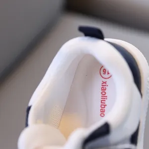 Scarpe neonato antiscivolo suola morbida scarpe sportive bianche vista dettaglio interno ora