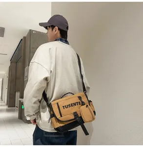 Detalle del bolso mensajero minimalista con diseño de solapa caqui y hebilla elegante.