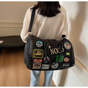 Μεγάλη μαύρη τσάντα ταξιδιού με cool patches και μεταλλικά πριτσίνια για άνδρες και γυναίκες