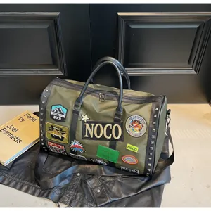 Μεγάλη τσάντα ταξιδιού duffel με cool μπαλώματα και τρουκς για ωραία υπαίθρια ταξίδια.