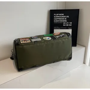 Λεπτομερής εικόνα της μοντέρνας τσάντας ταξιδιού μεγάλης χωρητικότητας με μπαλώματα, χακί.
