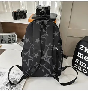 Grote capaciteit zwarte rugzak met sterrenprint voor studenten, stijlvolle casual tas.