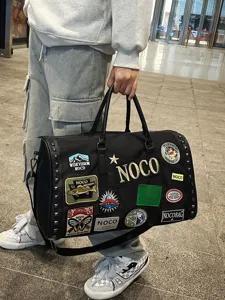 Μεγάλη ταξιδιωτική τσάντα με cool patches, κομψή μαύρη τσάντα ώμου για ταξίδια.