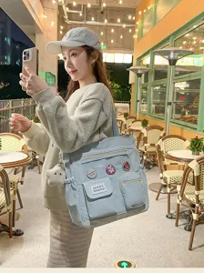 Borsa tote da studente in stile Harajuku casual grande capacità in tela con spille