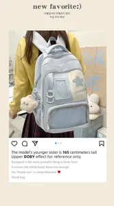 Détails du sac à dos kawaii de style campus grande capacité avec écusson étoile et poche avant.